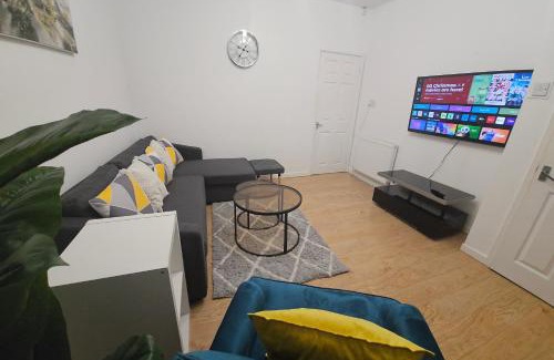 Oldham House | Glebe House - 2 Bedroom Luxury House with 4 Beds, Free Private Parking with Access to City Centre, and Near the Motorway