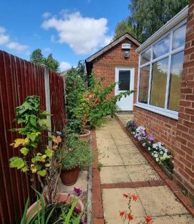 Ashford Bed & Breakfast | Glebe House, Private entrance, free parking on drive, Self check in, Netflix