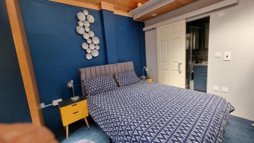 Ashford Bed & Breakfast | Glebe House, Private entrance, free parking on drive, Self check in, Netflix