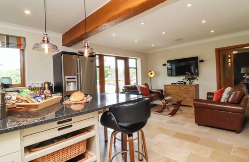 Eldwick Cottage | GLEN HOUSE, pet friendly, with hot tub in Eldwick
