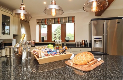 Eldwick Cottage | GLEN HOUSE, pet friendly, with hot tub in Eldwick