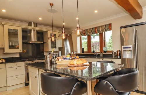 Eldwick Cottage | GLEN HOUSE, pet friendly, with hot tub in Eldwick