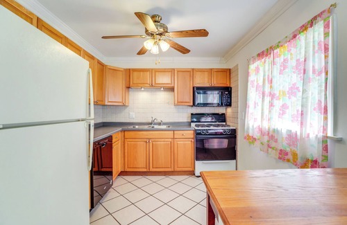 Glendale Heights House | Glendale Heights Home with Office and Backyard!