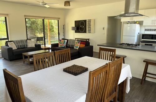 Halls Gap House | Glendene Halls Gap. Beautiful Mountain views. Directly behind shopping strip.