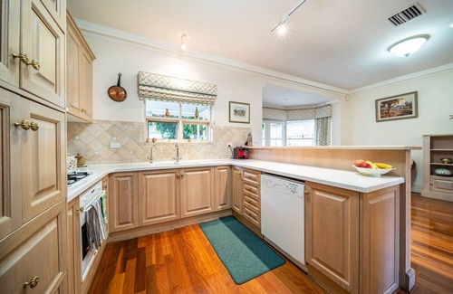 Glenelg House | Glenelg Beach Stylish 2 Story Townhouse Sea View