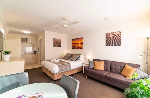 Glenelg Apartment | Glenelg Central Studio | wifi + parking