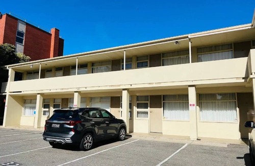 Glenelg Apartment | Glenelg Studio Apartment No. 31 – Walk to the Beach
