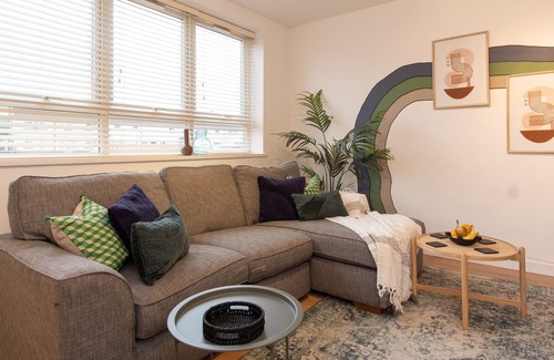 Leicester House | Glenfield House - Lovely 4 bedroom house with on street parking in Leicester