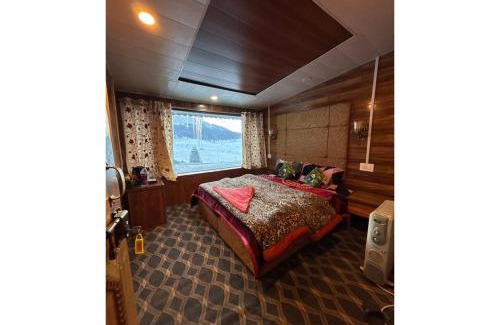 Srinagar House | Global Hotel & Restaurant, Gulmarg