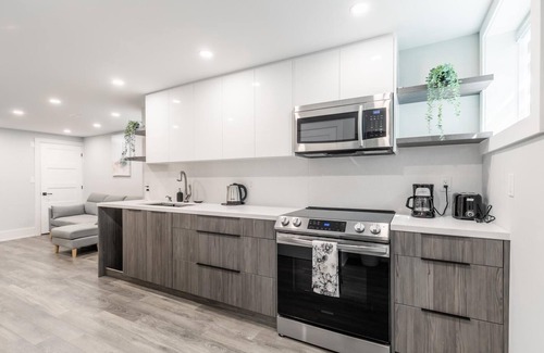 Little Italy Apartment | GLOBALSTAY. Modern Bsm in the Heart of Toronto. HOT TUB, BBQ.
