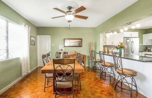 Gibbons Villa | Gloria’s Retreat n3-bedroom 3.5-bathroom Villa with AC