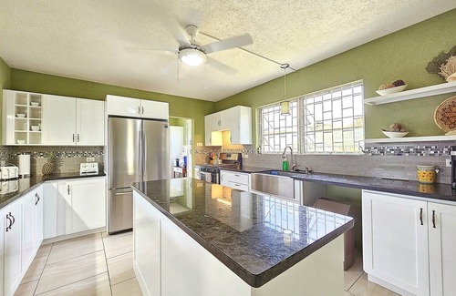 Gibbons Villa | Gloria’s Retreat n3-bedroom 3.5-bathroom Villa with AC