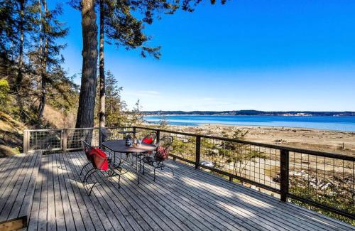 Freeland House | Glorious Whidbey Island Accommodation on Double Bluff Beach