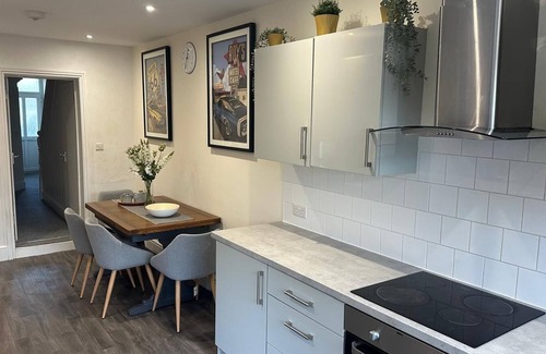 Gloucester House | Gloucester House - 5 Bed Home - Sleeps 10 - Wifi