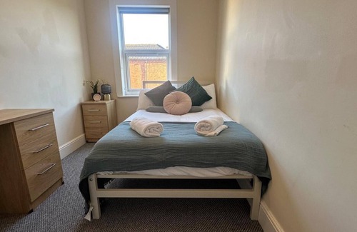 Gloucester House | Gloucester House - 5 Bed Home - Sleeps 10 - Wifi