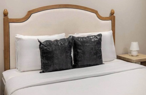 Gay Village Hotel | Glow Queen – MTL Retreat