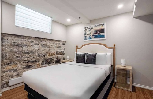 Gay Village Hotel | Glow Queen – MTL Retreat