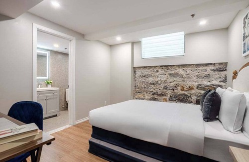 Gay Village Hotel | Glow Queen – MTL Retreat