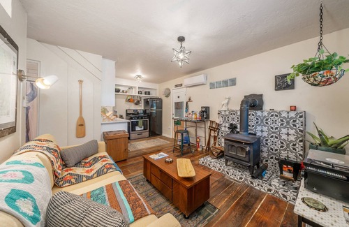 Hot Springs Cabin | Goat Rock Cabin: Secluded Retreat with Fire Pit, Outdoor Shower, Hammock & Fenced Yard Near Trails!