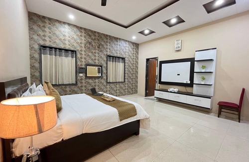 Gurugram Resort | GoBravo 11- 6BHK Farm with Pool Gurgaon