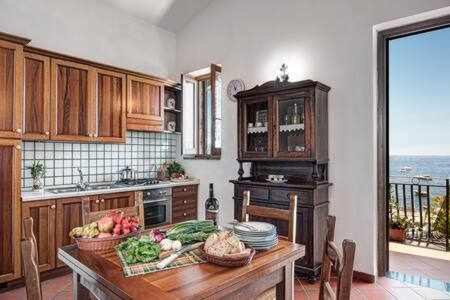 Marina del Cantone Apartment | GOCCE VILLAS - Ginestra beach suite