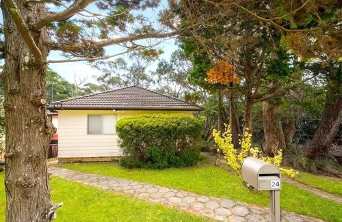 Blackheath Cottage | Godfrey's Cottage - Comfortable Home, 3 Bedroom, Deck, Reverse Cycle A/C, BBQ