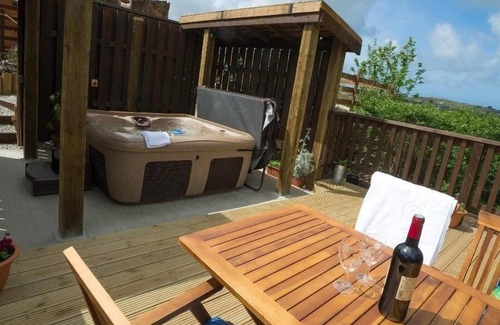 Angarrack Cottage | GODREVY COTTAGE, family friendly, with hot tub in Hayle