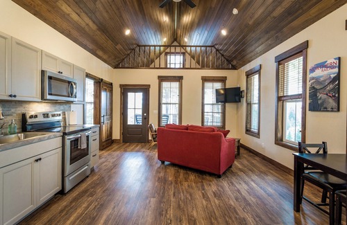 Lakeside Cabin | Going to the Sun at Elk Ridge Village cabin 401C with views of Flathead Lake & 🏔️