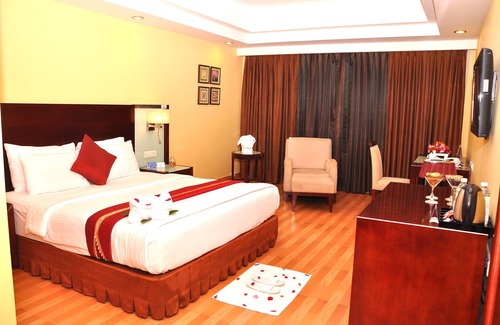 Navalur Hotel | Gokulam Park Sabari OMR Hotel