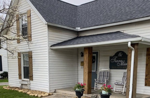 Jefferson City Cottage | Gold art romantic suite -CNC/ Great Smoky Mountains/Cherokee Lake