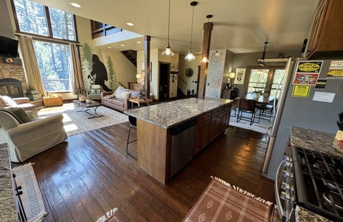 Deadwood Cabin | Gold Baron Lodge - Access to Pool!