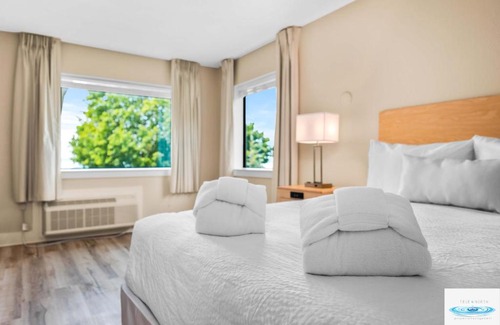 Traverse City Hotel | Gold Coast Inn Breathtaking Sunsets Corner Lake View Room 308