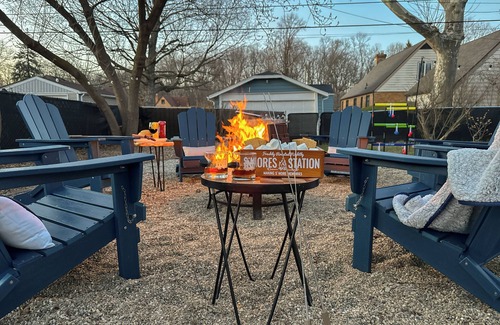 South Bend House | Golden Dome Getaway | Walk to ND | School Spirit!