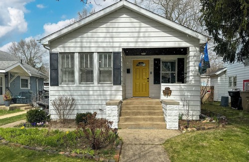 South Bend House | Golden Dome Getaway | Walk to ND | School Spirit!