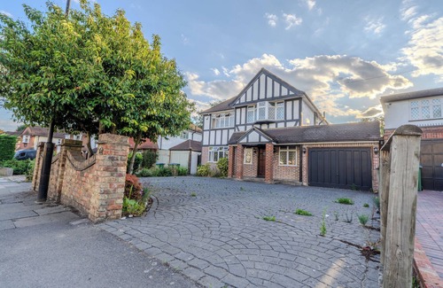 Eltham South House | GOLDEN GLOW NEST, Rustic Charm Meets Modern Living