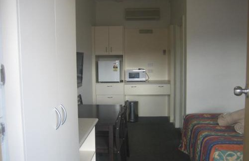 Golden Square Hotel | Golden Hills Motel