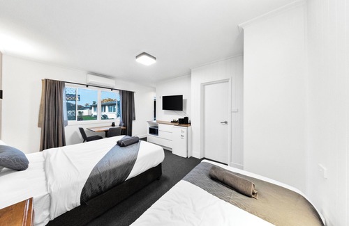 Golden Square Hotel | Golden Hills Motel