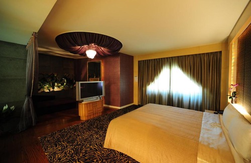 East District Hotel | Golden Motel