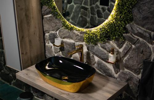 Vinica House | Golden Pinpoint