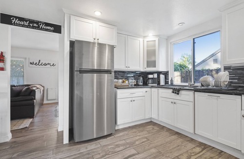 Riverside House | Golden Pool Home, Jacuzzi, Game Room, Arcade, King Size Bed, Fire Pit, BBQ Grill