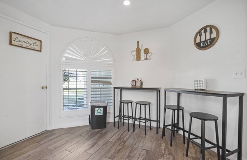 Riverside House | Golden Pool Home, Jacuzzi, Game Room, Arcade, King Size Bed, Fire Pit, BBQ Grill
