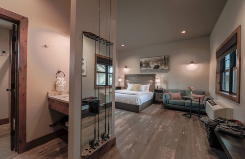 West Yellowstone Hotel | Golden Stone Inn