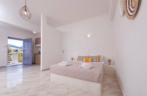 Agia Paraskevi House | Golden Sunrise Suites