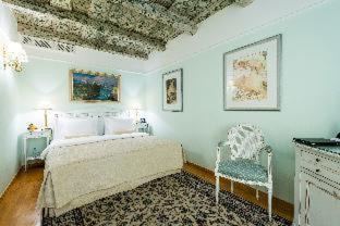 Hradcany Hotel | Golden Well