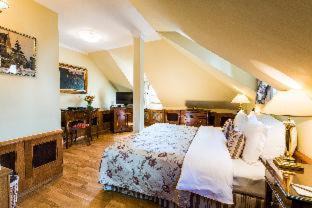 Hradcany Hotel | Golden Well