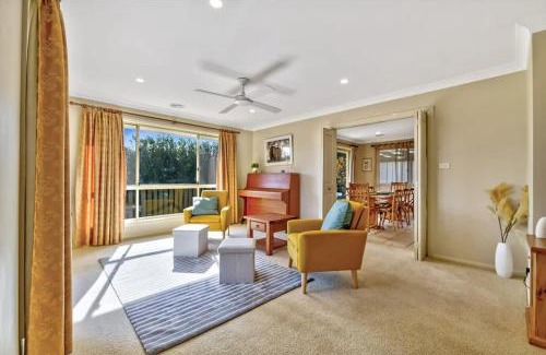 Calare House | Goldfinch Way Stunning & Spacious Home Sleeps 11