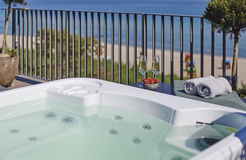 Niendorf Apartment | Goldmädchen 93, Honeymoon - Exclusive beach villa on the Baltic Sea in the first row.