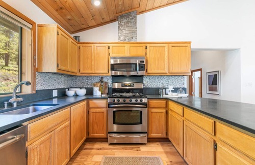 Truckee House | Goldmine - Luxury Northstar 4BR- Pool, Tennis, Gym Access- Pet Friendly