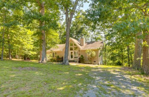 The Woods House | Golf and Hike Home with Resort Perks in Hedgesville
