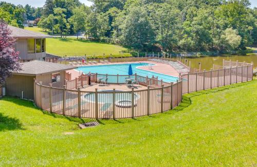 The Woods House | Golf and Hike Home with Resort Perks in Hedgesville